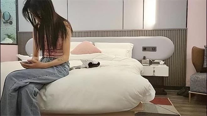 眼镜妹为何能成为人气之王？j9九游真人游戏第一品牌