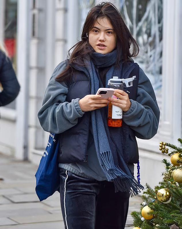 杯里泡枸杞”引英媒关注能否缓解黑眼圈九游会j9登录22岁华人网球冠军“(图3)