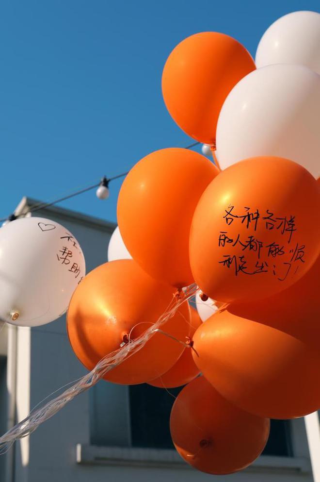 障碍主题快闪展览亮相几小时吸引数百名观众参与j9九游会真人游戏第一“不藏了！”上海首个无(图7)