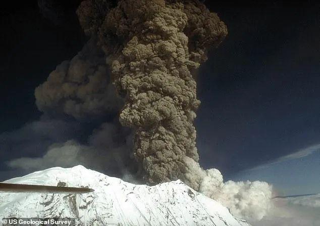 国大型火山可能近期爆发当地居民抢购口罩九游会登录j9入口5000年未爆发！美(图3)