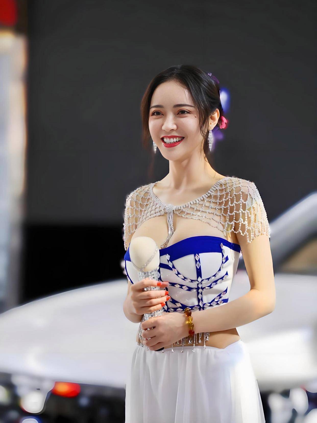 电影这魔鬼身材不愧是模特出身！j9国际站潘春春最惊艳的3部(图4)