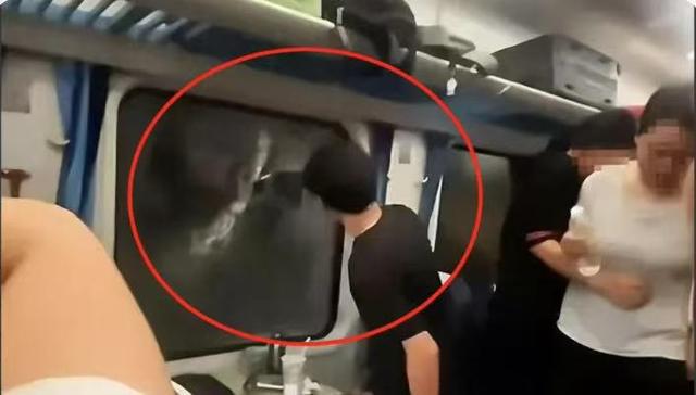 客晕倒后有人砸窗自救；西宁曹家堡机场：正介入调查九游会J9机场摆渡车挤满人疑没开空调闷热难耐女乘(图2)