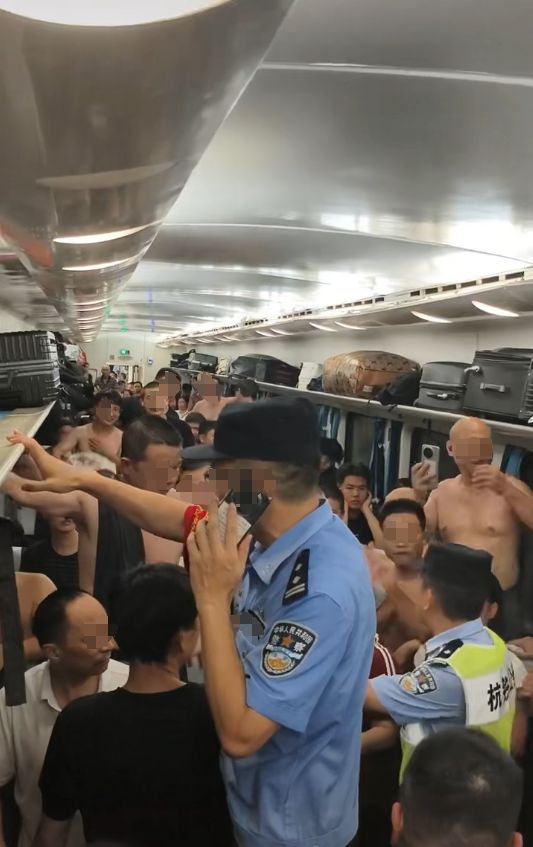 客晕倒后有人砸窗自救；西宁曹家堡机场：正介入调查九游会J9机场摆渡车挤满人疑没开空调闷热难耐女乘(图3)
