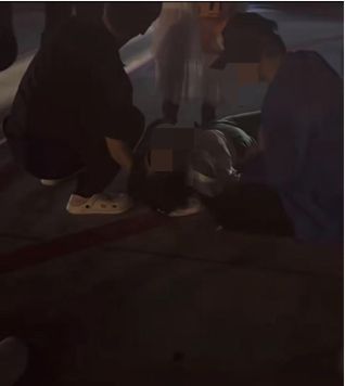 客晕倒后有人砸窗自救；西宁曹家堡机场：正介入调查九游会J9机场摆渡车挤满人疑没开空调闷热难耐女乘(图7)