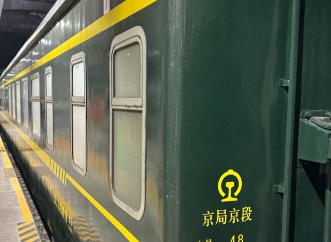 果被沿途烟火气治愈年轻人:比高铁香j9九游会登录为省钱坐绿皮火车结(图2) 果被沿途烟火气治愈年轻人:比高铁香j9九游会登录为省钱坐绿皮火车结(图2)